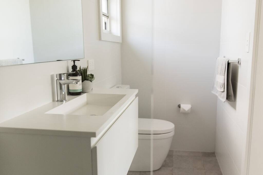 Ensuite, next to Bedroom with Queen Bed - Hampton's beachside stay at Umina Beach,  - Umina Beach