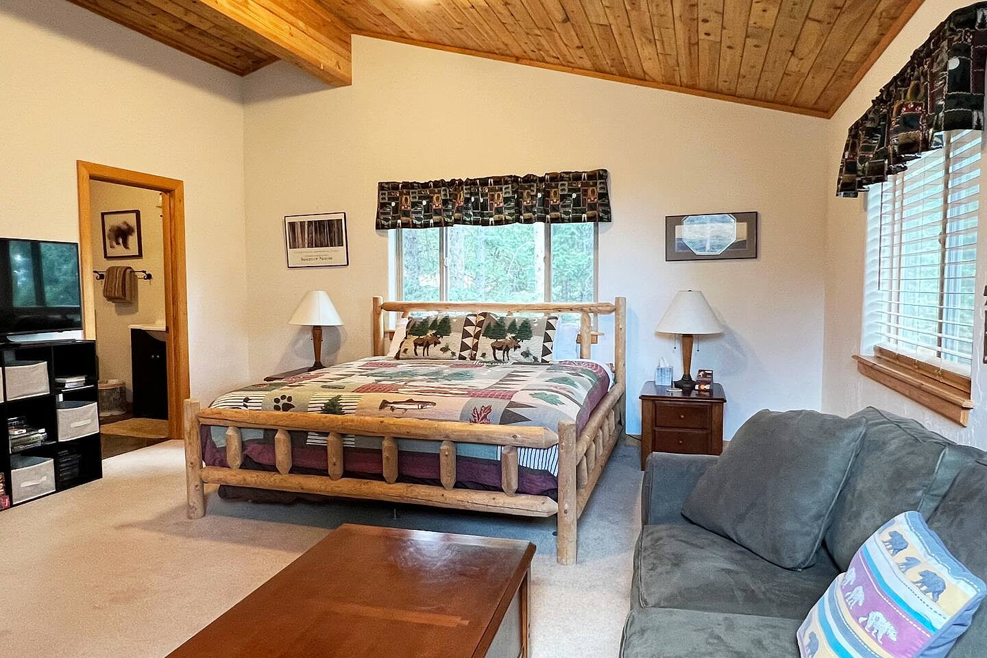 The master loft bedroom has a comfortable and spacious king size bed, work area, sitting area with ensuite master bath and smart TV. On a clear night, you watch the stars from the window behind the bed.  Relax in a Secluded Cabin in the Woods