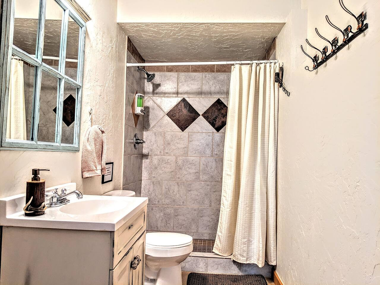 Full ensuite bathroom attached to the downstairs bedroom. The bathroom is equipped with shampoo, conditioner, body wash and a hairdryer.