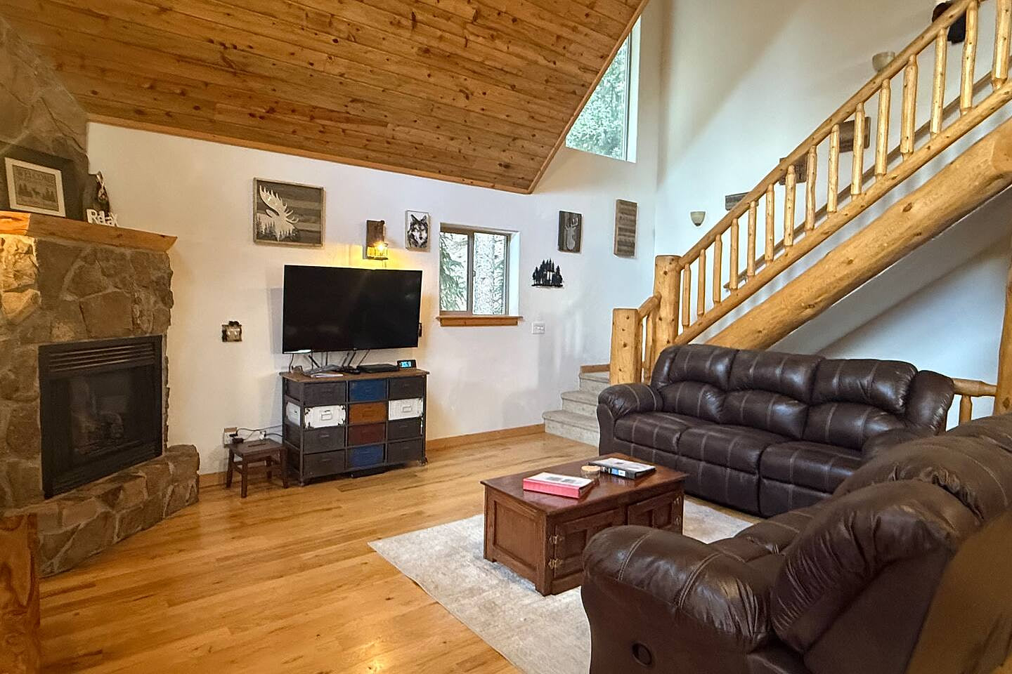 Cozy up watching the smart TV with Blue-ray/DVD, gas fireplace (no fire building needed) or enjoy the views from the windows