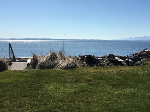 Direct beach access to Sunlight Beach