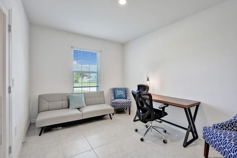 The VOGUE - Modern Pet Friendly Home! 