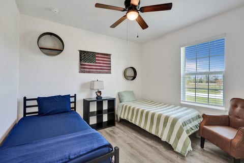 The VOGUE - Modern Pet Friendly Home! 