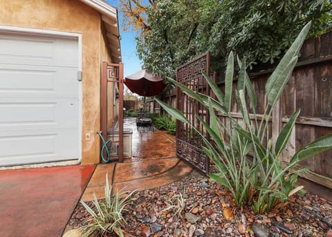 Sequoia Studio with Private Patio - Cozy Apartment