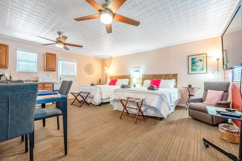 Sequoia Studio with Private Patio - Cozy Apartment