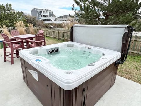 Family, Pet Friendly home, walk to beach, hot tub