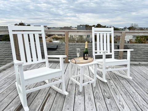 Family, Pet Friendly home, walk to beach, hot tub