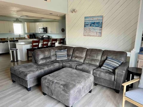 Family, Pet Friendly home, walk to beach, hot tub