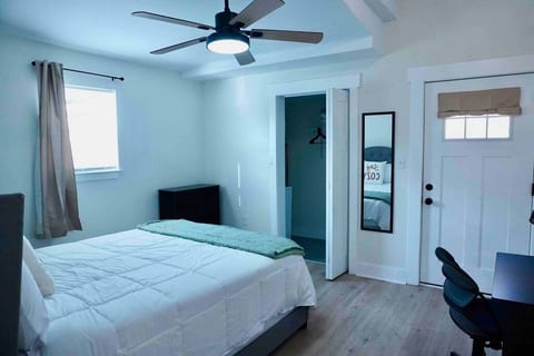 Modern 1BD Duplex near Hospital/Downtown/UTC