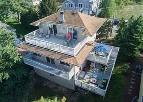 Living Well: Sleeps 16+ Super Close to the Beach!