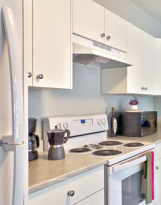 Clean, modern and well-stocked kitchen. - Zen retreat, 2 bed cottage, free parking - Victoria