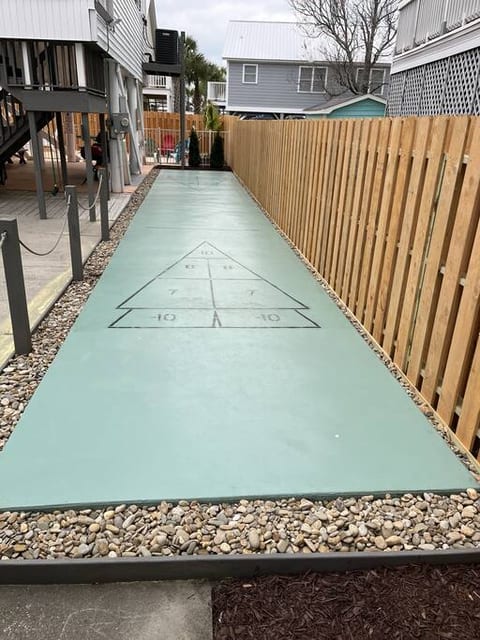 Shuffleboard court