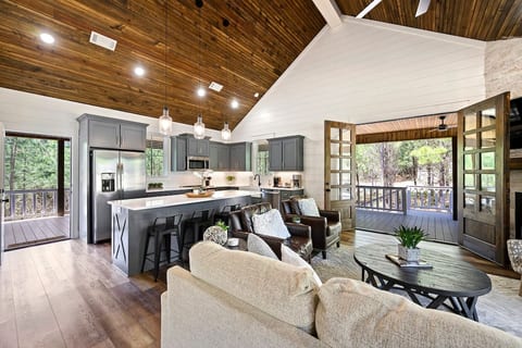 Platinum Ridge - Luxury 1 Bedroom with Bunk Nook!