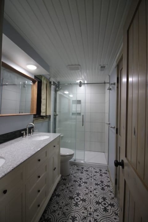 Elegant bath joins family suite