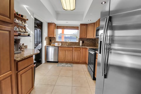 Full kitchen w/new appliances