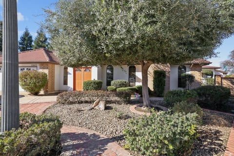 Happy Hours! Beautiful Master Suite Quiet N/hood