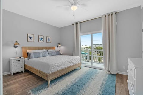 Primary bedroom - King bed, balcony facing ocean - peak a boo view of Gulf - 55" smart TV