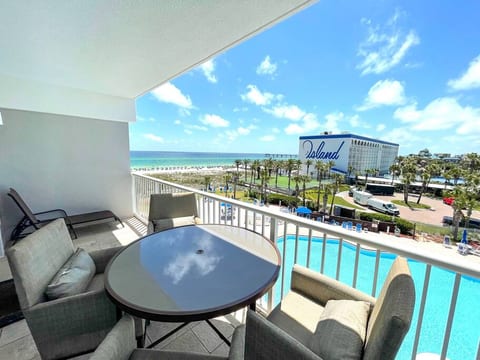 [gulfside] 5000 sq-ft pool