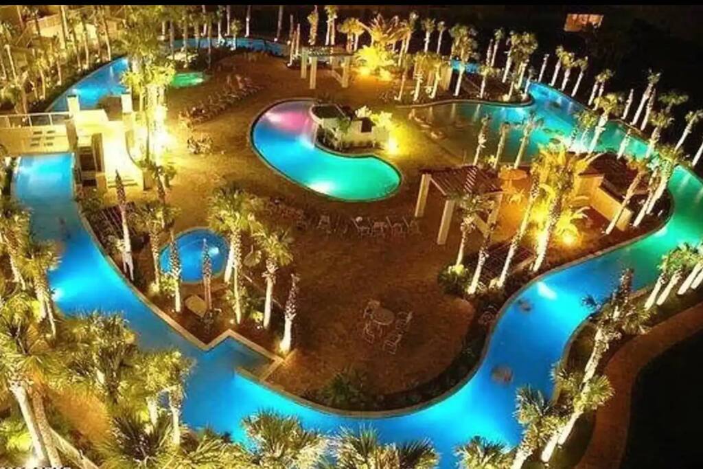 [bayside] 700-foot long lazy river at night