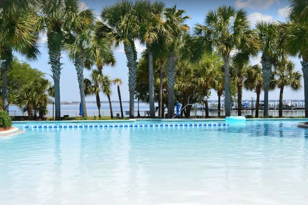 [bayside] zero-entry pool into lazy river