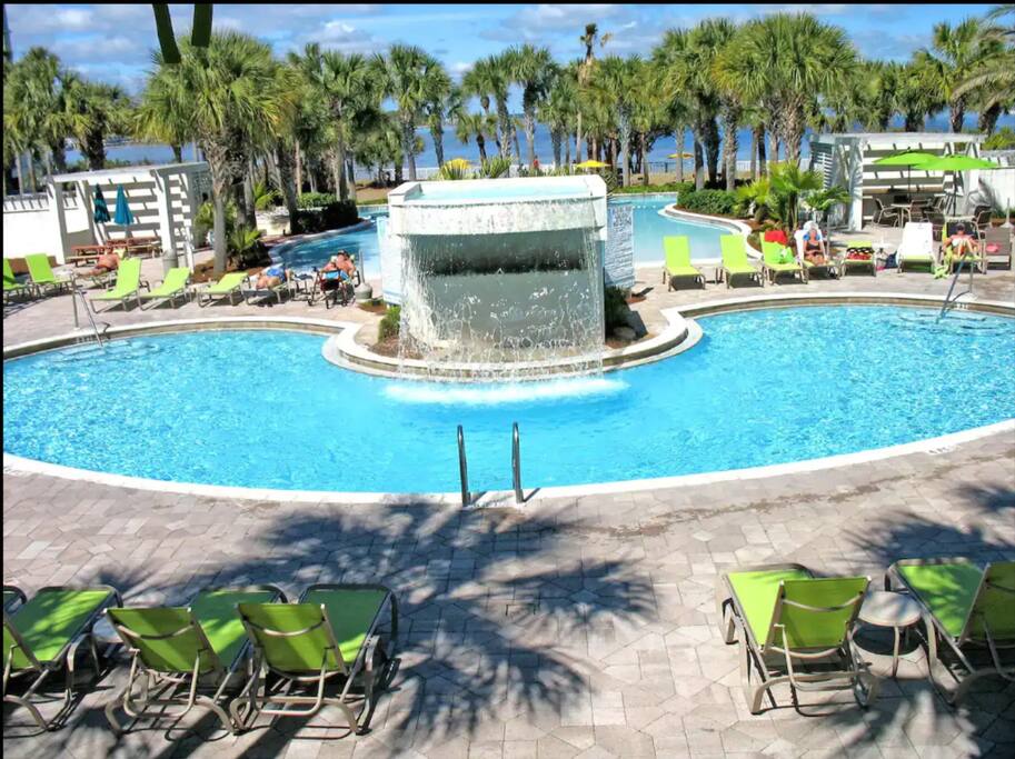 [bayside] pool with waterfall