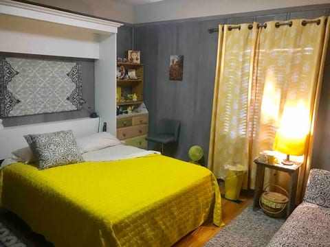 *HoneyBee Room w/shared bathroom*