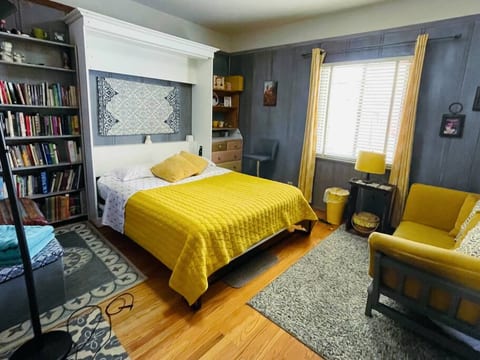 *HoneyBee Room w/shared bathroom*