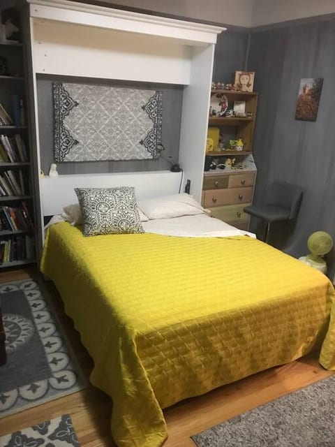 *HoneyBee Room w/shared bathroom*