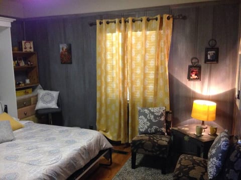*HoneyBee Room w/shared bathroom*