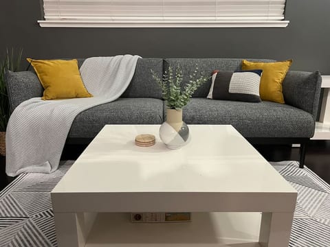 Modern 1 Bedroom Loft w/Pet Friendly Private Yard