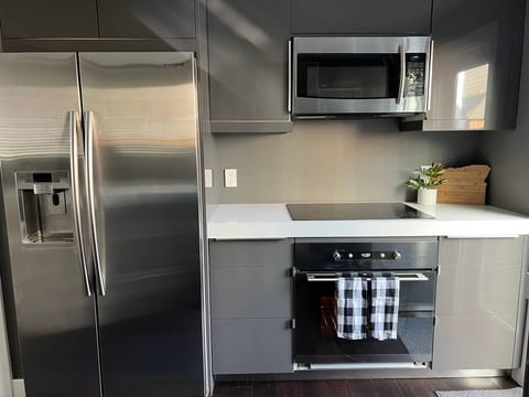 Modern 1 Bedroom Loft w/Pet Friendly Private Yard