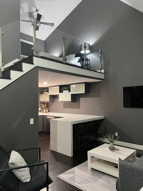 Modern 1 Bedroom Loft w/Pet Friendly Private Yard