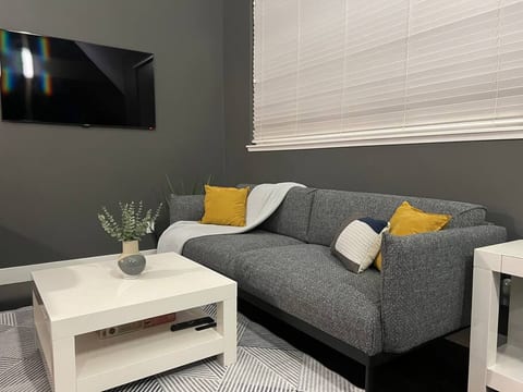 Modern 1 Bedroom Loft w/Pet Friendly Private Yard