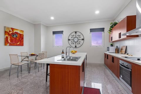 Modern 5BR, 10Guests, 25min to CBD