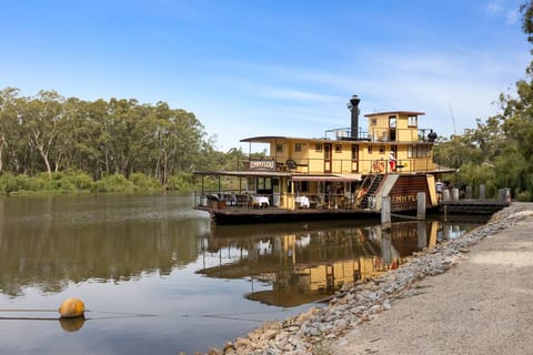 The majestic paddle steamer Emmylou is one of the most recognisable and iconic Paddle Steamers in Australia.
Cruising the Murray River from nearby Echuca.