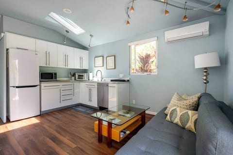 Private & Peaceful Cottage in Venice Beach
