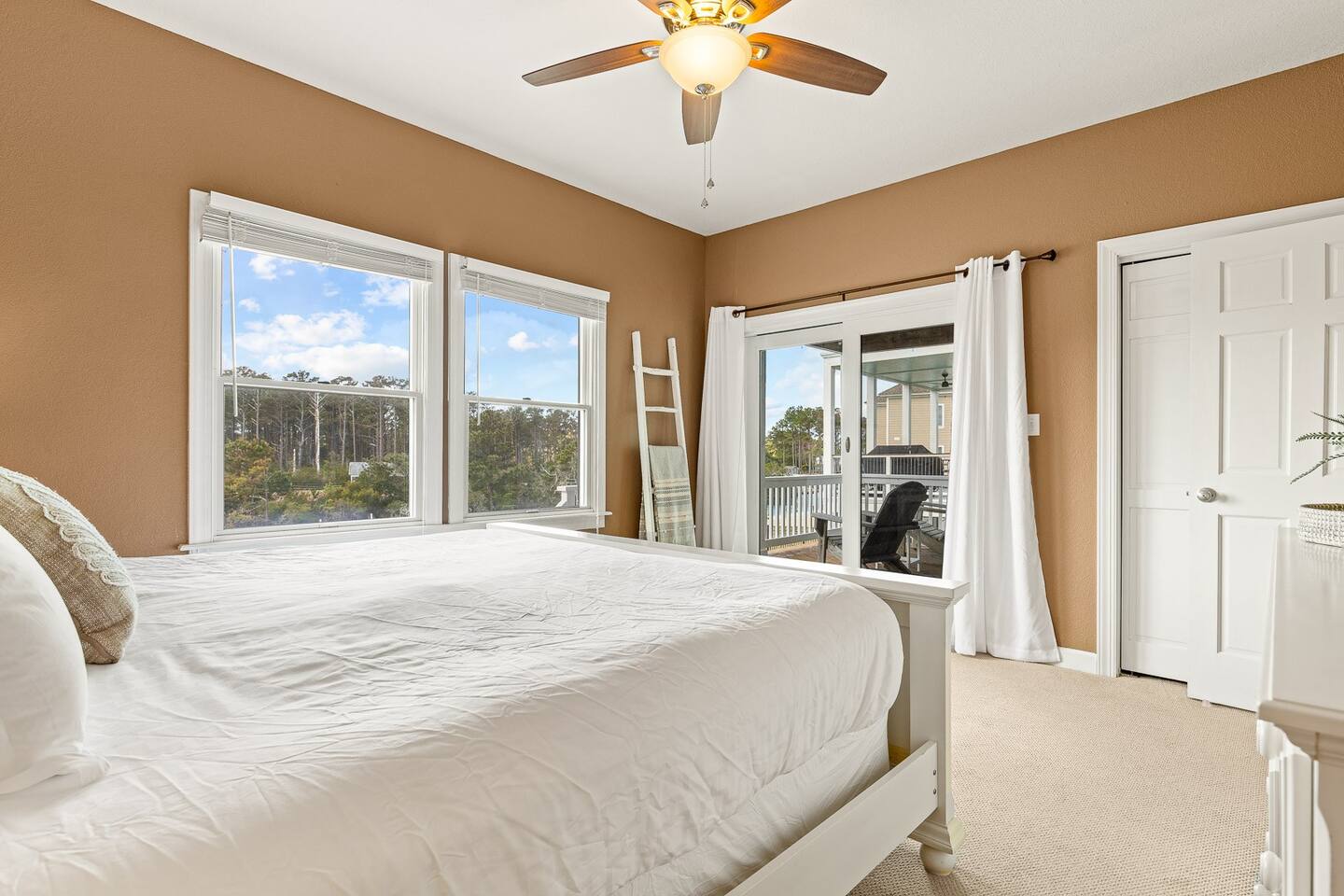King En Suite With Deck Access