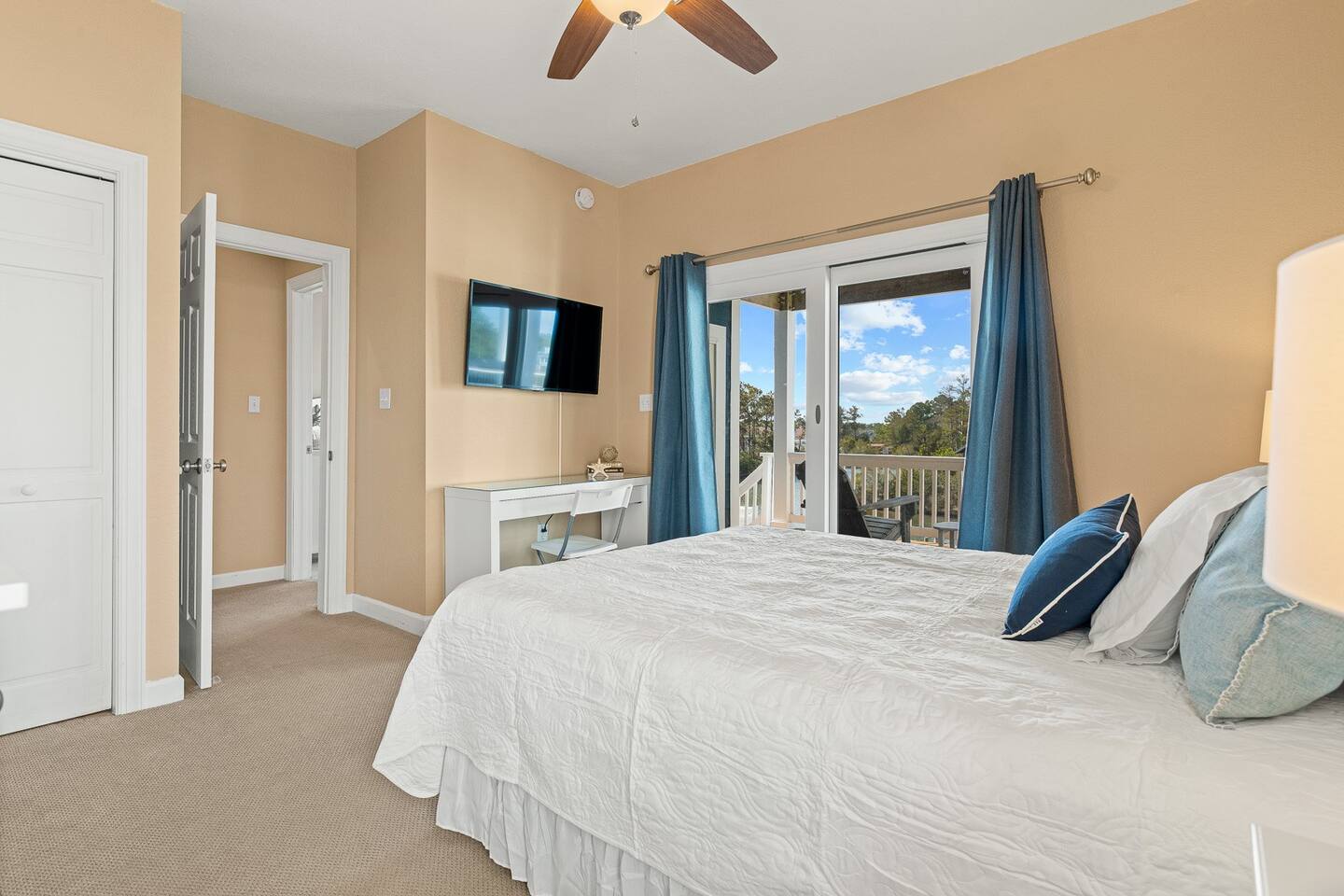 Queen En Suite with Deck Access