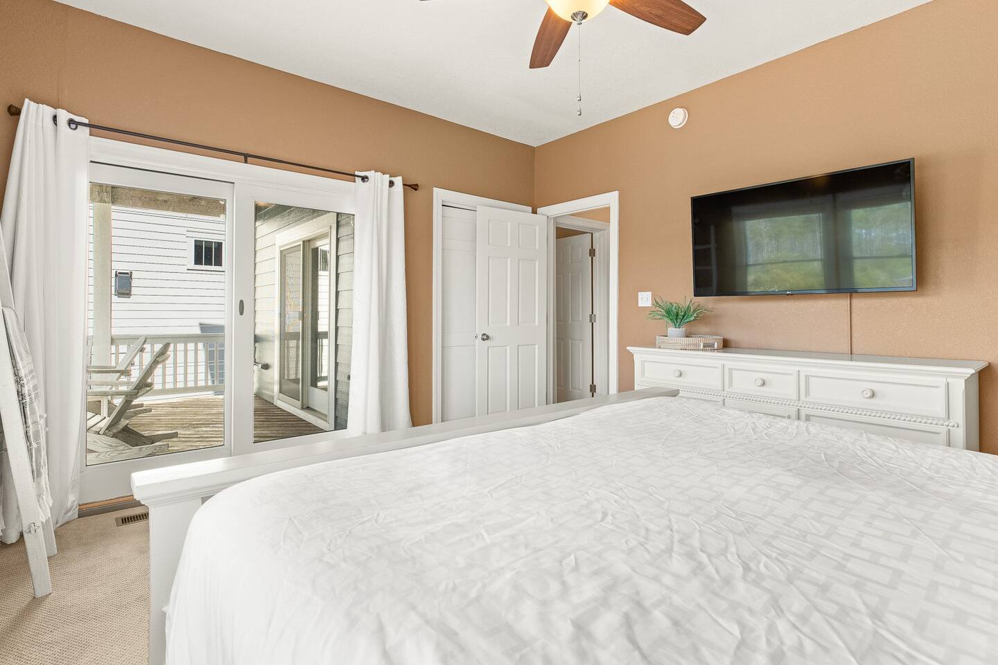 King En Suite With Deck Access