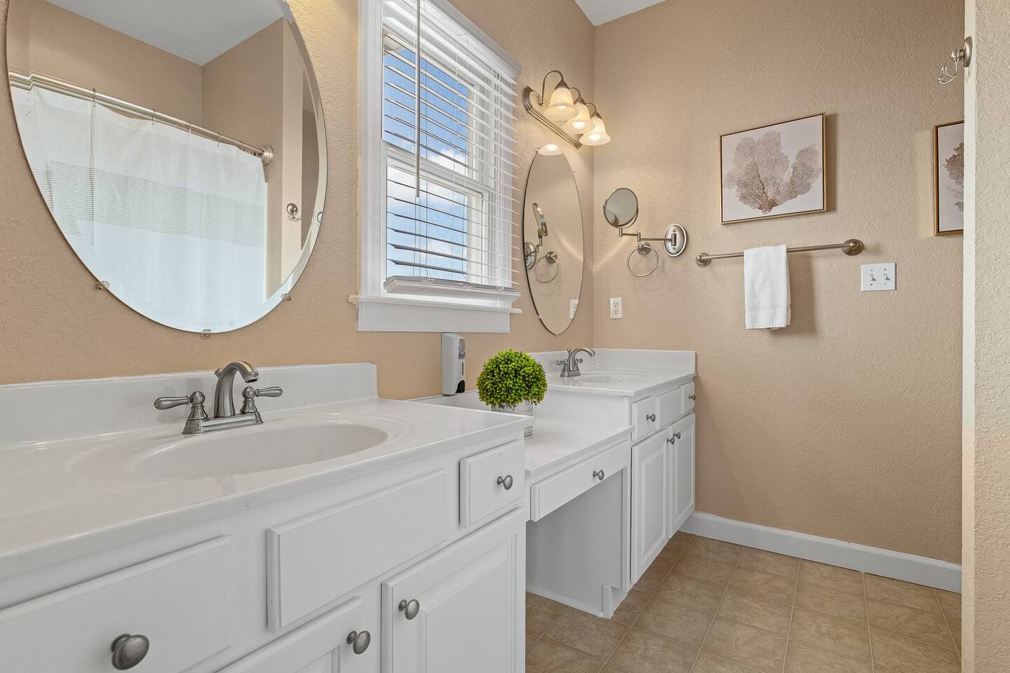 Queen En Suite Bathroom
