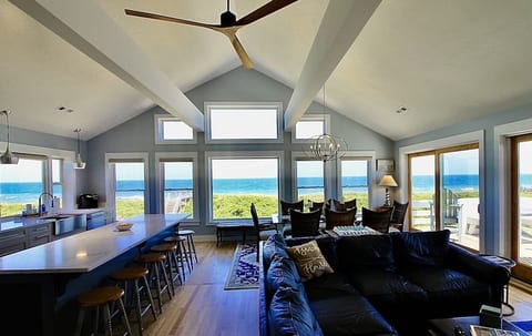 Oceanfront, Amazing views, linens, towels, hot tub