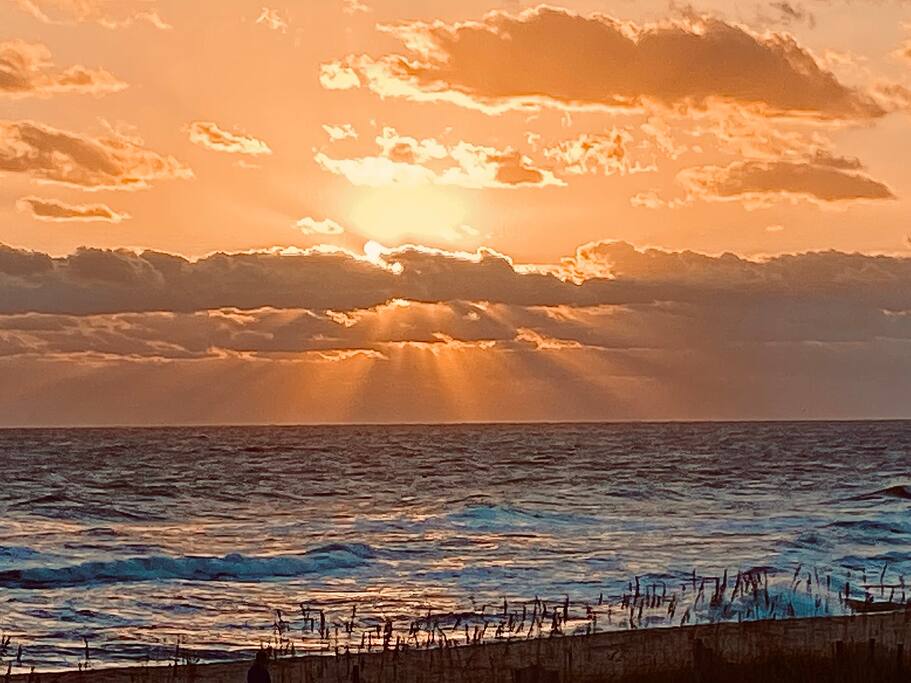 Wake and listen to the sun rise - Oceanfront, Amazing views, linens, towels, hot tub - Kitty Hawk