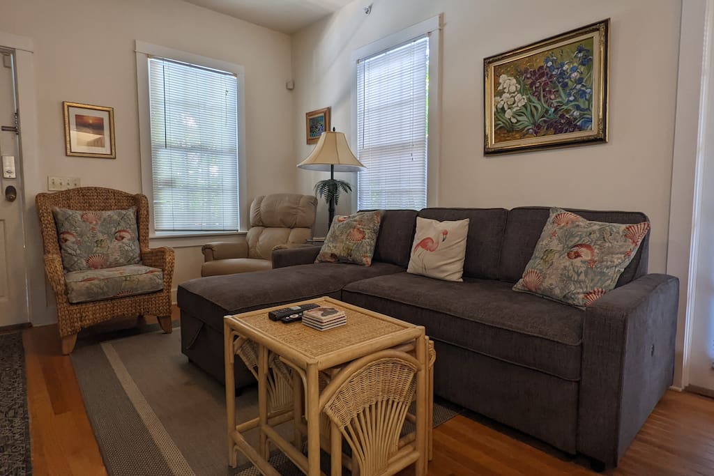 Living room Kittyhouse on Catherine, Tropical Pool, Parking