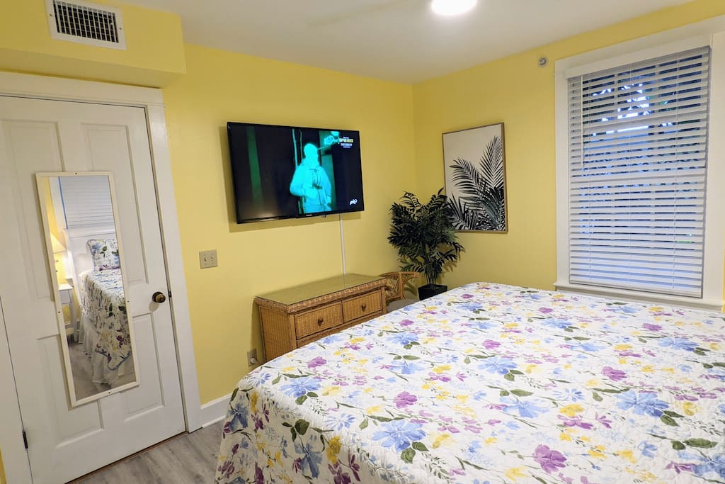 King bedroom 2nd floor Kittyhouse on Catherine, Tropical Pool, Parking