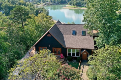 Sunset Cove Luxury Lakefront Lodge & Private Dock