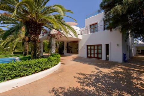 Luxury Villa with 18m lab Pool next 2 Beaches