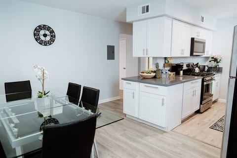 2-Bdrm Townhome w/ Rooftop Deck Remodeled 2022 p30