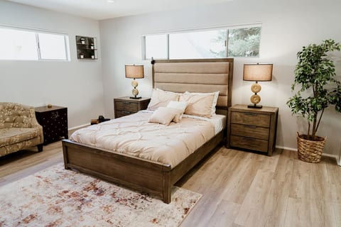 2-Bdrm Townhome w/ Rooftop Deck Remodeled 2022 p30