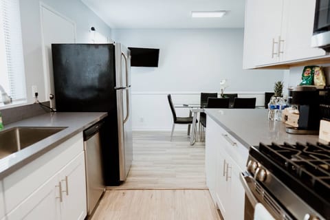 2-Bdrm Townhome w/ Rooftop Deck Remodeled 2022 p30