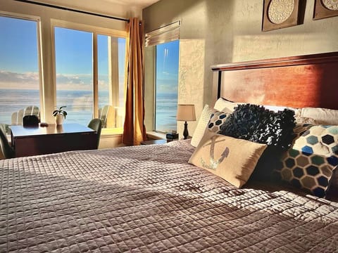 Oceanfront 1st floor with Hot-tub, King bed & AC
